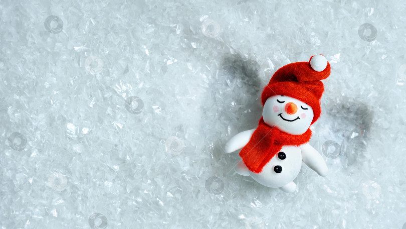 Скачать Фоновое видео зима, снеговик лепит снежного ангела, размахивающего руками, вид сверху? Петля фотосток Ozero