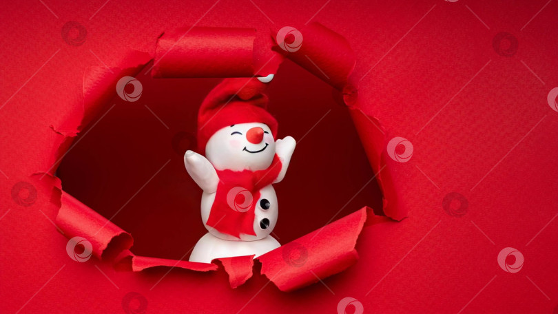 Скачать Фоновое видео снеговик прыгает и машет руками из разорванной красной бумаги фотосток Ozero