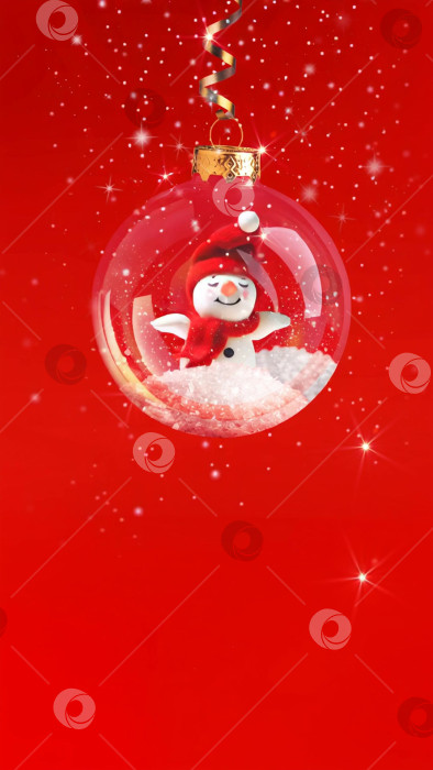 Скачать Фоновое видео снеговик в стеклянной безделушке раскачивается и машет руками под снегопадом фотосток Ozero