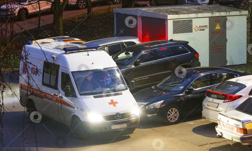 Скачать Скорая помощь в городском дворе. Ночной вызов. фотосток Ozero