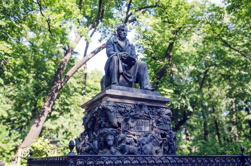 Скачать Памятник И.А. Крылову фотосток Ozero