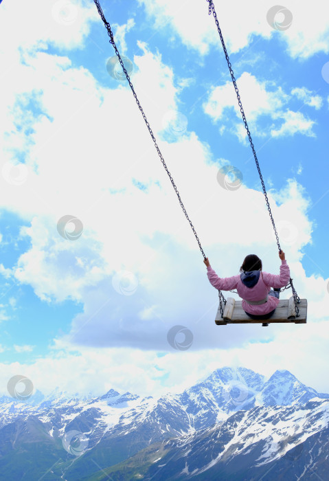 Скачать Девушка на качелях в горах Кавказа фотосток Ozero