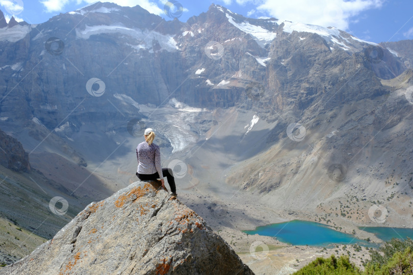 Скачать Девушка на фоне гор фотосток Ozero