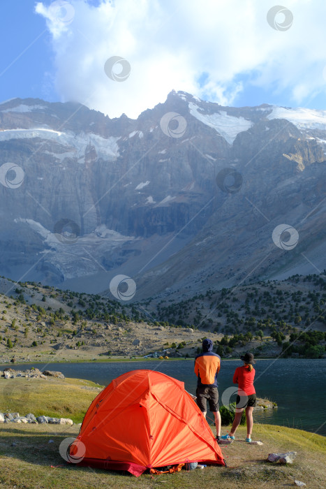 Скачать Палатка на фоне гор фотосток Ozero