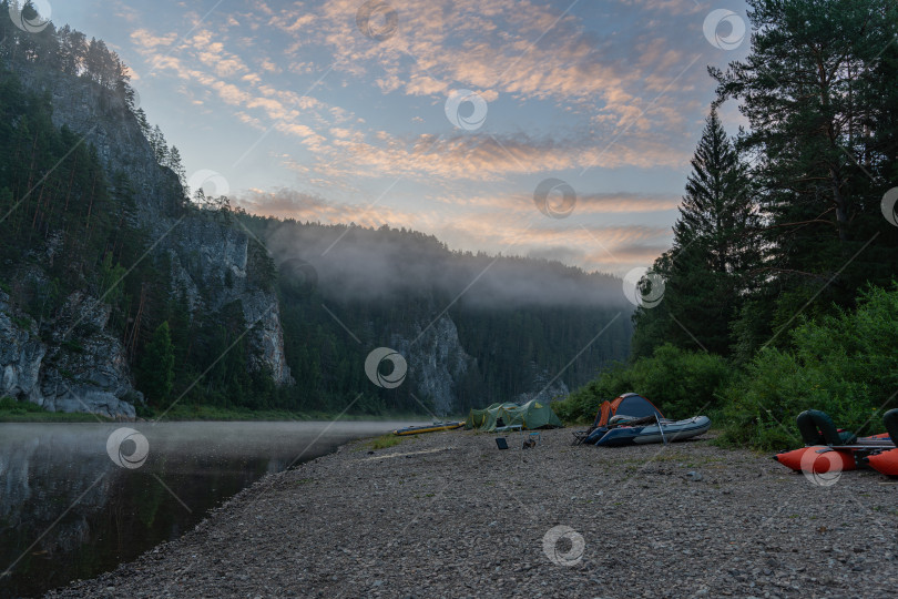 Скачать Утро на реке Чусовая. На берегу лагерь туристов. фотосток Ozero