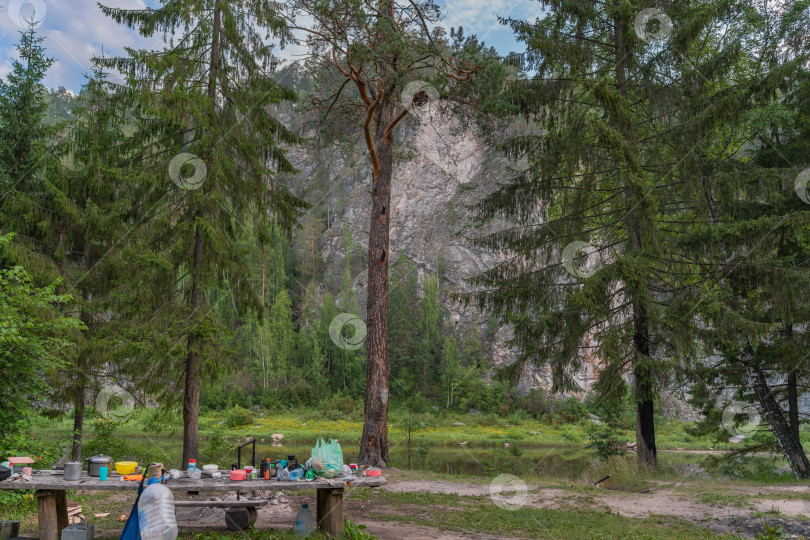 Скачать Туристическая стоянка с видом на камень Мултык фотосток Ozero