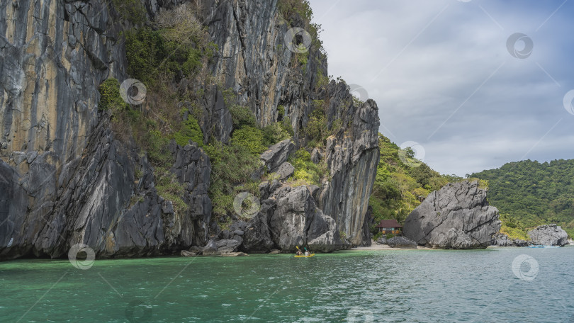 Скачать Живописные прибрежные скалы возвышаются над поверхностью океана. фотосток Ozero