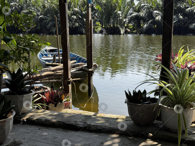 Скачать Тихая лодка на берегу реки фотосток Ozero