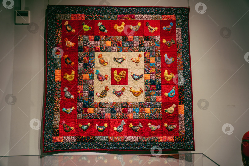 Скачать Лоскутное старинное одеяло с петухами фотосток Ozero