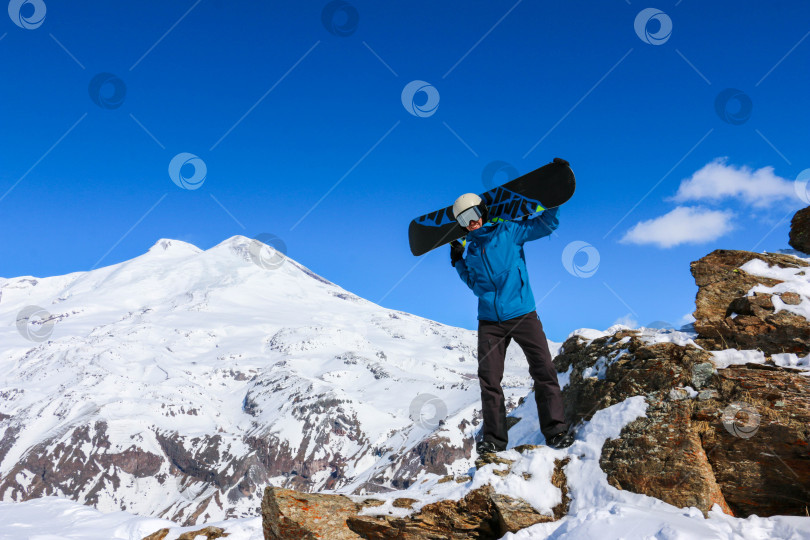Скачать Сноубордист на фоне Эльбруса фотосток Ozero