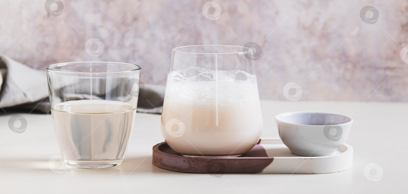 Скачать Мутно-розовый матча с кокосовой водой в стакане на веб-баннере на столе фотосток Ozero