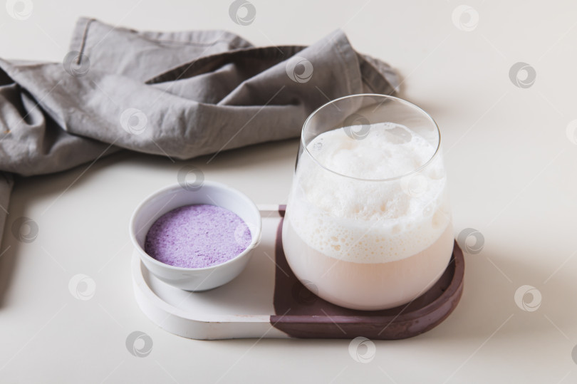 Скачать Мутно-розовый матча в бокале и порошок в миске на столе фотосток Ozero