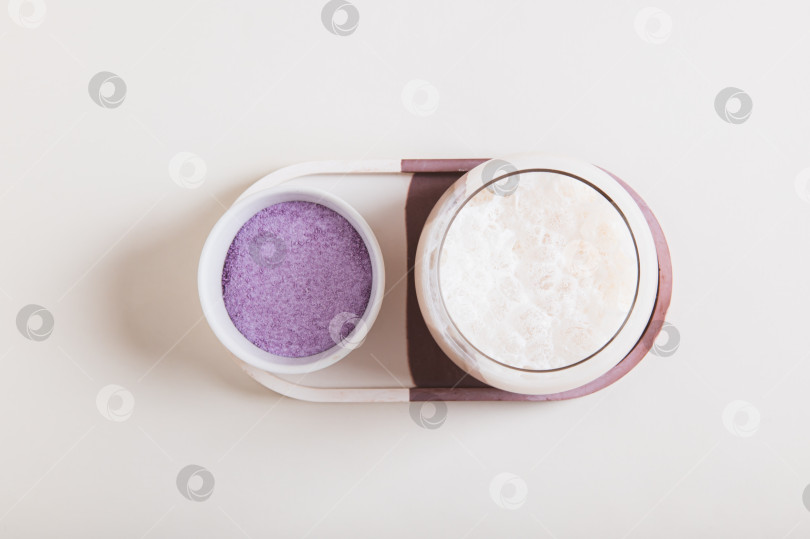 Скачать Крупный план мутно-розового матча с кокосовой водой в стакане на столе, вид сверху фотосток Ozero