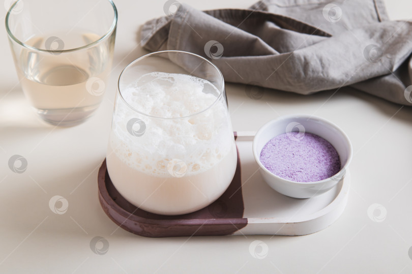 Скачать Мутно-розовый матча с овощами таро в бокале на столе фотосток Ozero