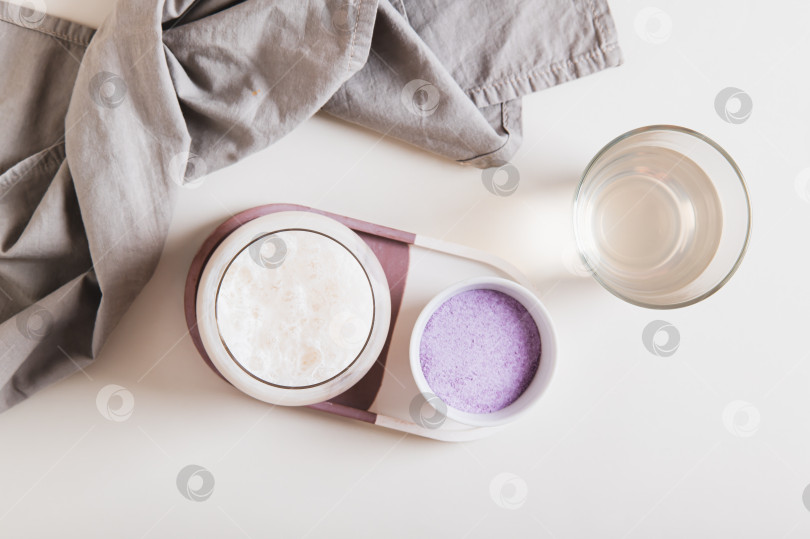 Скачать Мутно-розовый матча с кокосовой водой в стакане на столе вид сверху фотосток Ozero