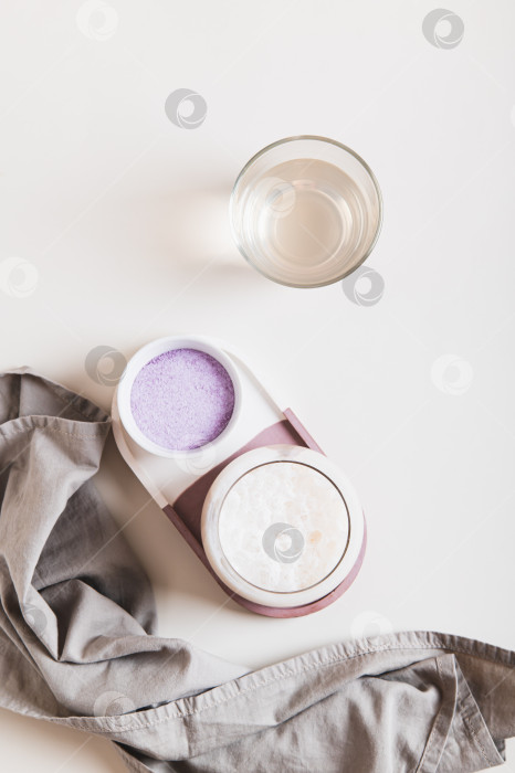 Скачать Мутно-розовый матча с овощами таро в бокале на столешнице, вид сверху фотосток Ozero