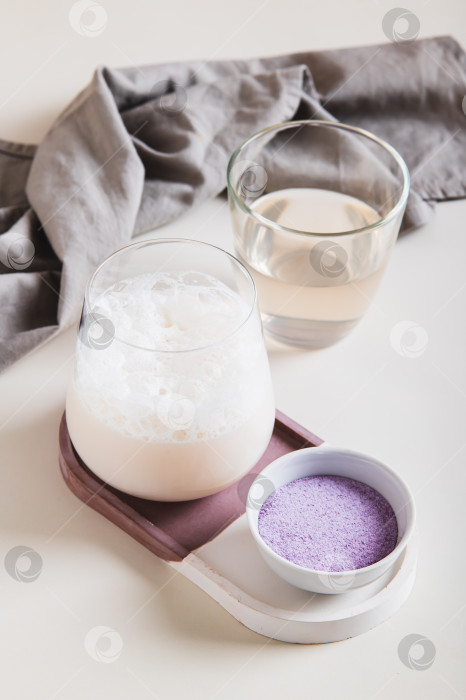 Скачать Мутно-розовый матча с овощами таро в бокале на столе, вид сверху фотосток Ozero