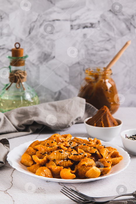 Скачать Острая паста мисо в ракушках на тарелке на столе, вид сверху фотосток Ozero