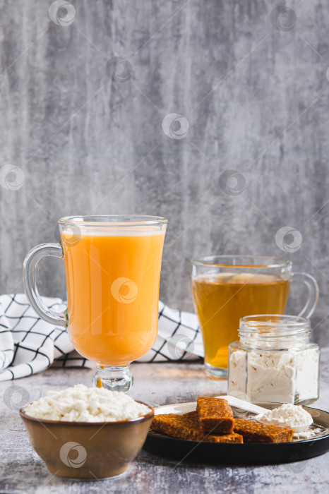 Скачать Протеиновые коктейли, протеиновый порошок, зеленый чай и протеиновые батончики для здорового питания по вертикали фотосток Ozero