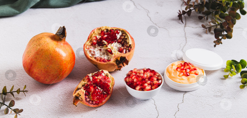 Скачать Веб-баннер с гранатовым кремом для ухода за кожей в баночке и фруктами на столе фотосток Ozero