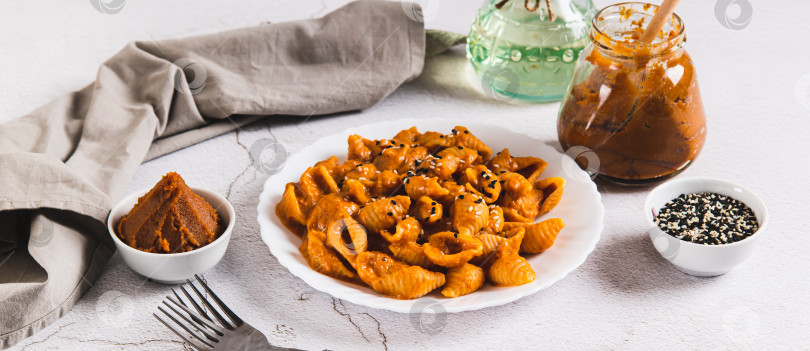 Скачать Острая паста мисо в ракушках на тарелке на веб-баннере на столе фотосток Ozero