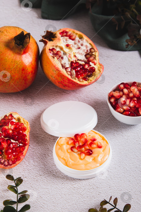 Скачать Натуральная косметика с гранатом для ухода за кожей на столе, вид сверху фотосток Ozero