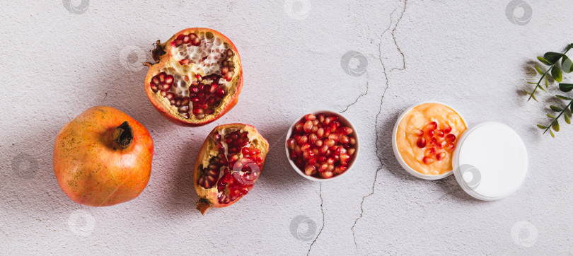 Скачать Натуральная косметика с гранатом для ухода за кожей на столешнице посмотреть веб-баннер фотосток Ozero