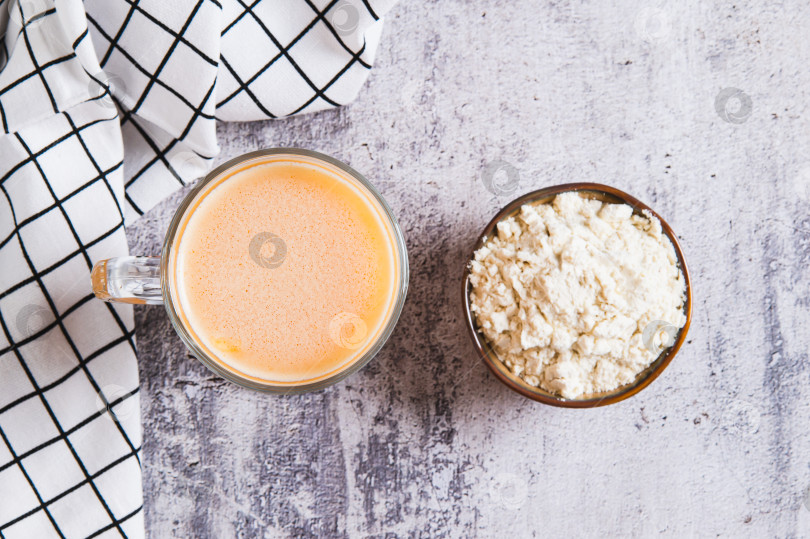 Скачать Протеиновый коктейль и протеиновый порошок крупным планом в миске для диетического питания, вид сверху фотосток Ozero