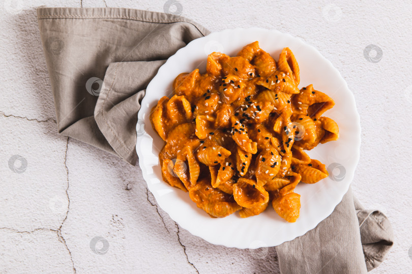 Скачать Крупный план острых макаронных изделий мисо на тарелке на столе вид сверху фотосток Ozero