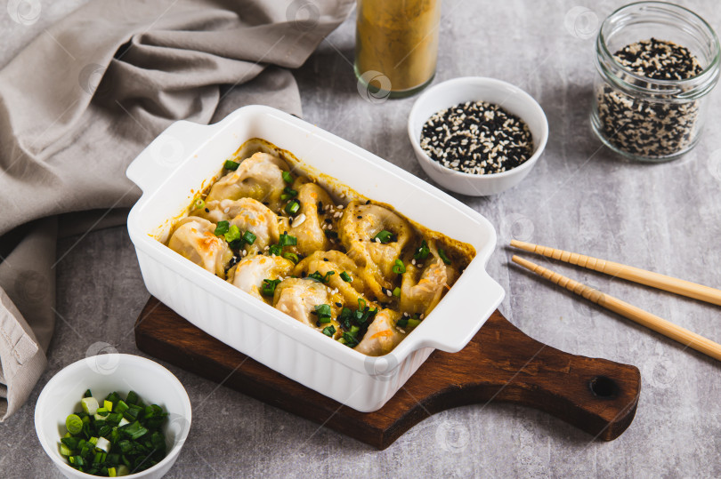 Скачать Клецки запечь в кокосовом соусе карри с кунжутом в форме для запекания на столе фотосток Ozero