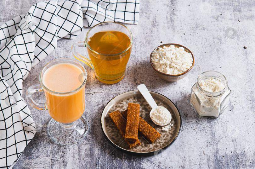 Скачать На столе - белковое питание и зеленый чай для ухода за микробиомом кожи фотосток Ozero