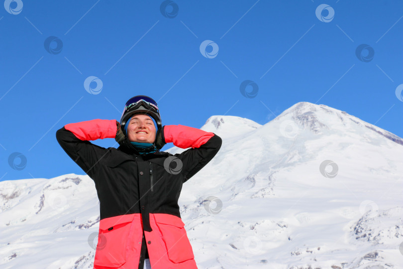 Скачать Девушка на фоне Эльбруса фотосток Ozero