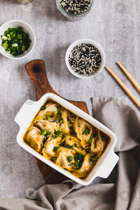 Скачать Клецки запечь в кокосовом соусе карри с кунжутом в форме для запекания в вертикальном положении фотосток Ozero