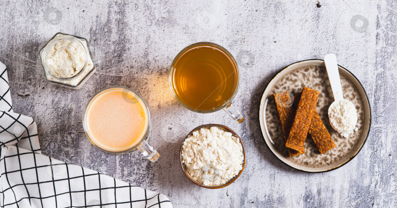 Скачать Протеиновое питание и зеленый чай для ухода за микробиомом кожи веб-баннер с видом сверху фотосток Ozero