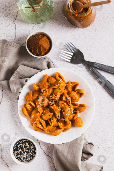 Скачать Вкуснейшая паста из ракушек с пастой мисо на тарелке, установленной на столешнице, в вертикальном положении фотосток Ozero