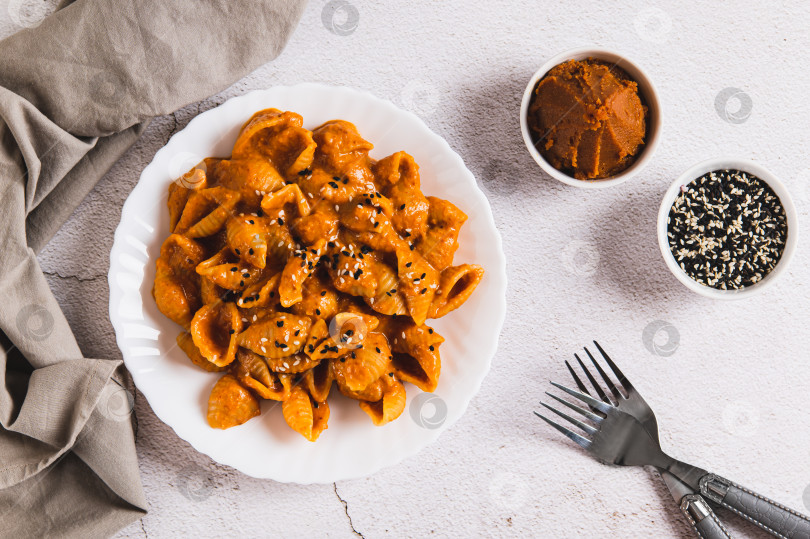 Скачать Острая паста мисо в ракушках на тарелке на столе вид сверху фотосток Ozero