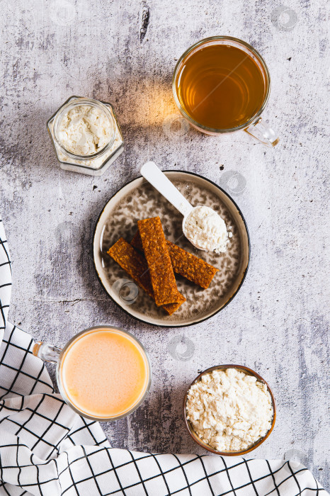 Скачать Белковое питание и зеленый чай для ухода за микробиомом кожи расположены на столешнице в вертикальном положении фотосток Ozero