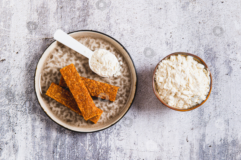 Скачать Протеиновые батончики и протеиновый порошок для здорового питания вид сверху фотосток Ozero