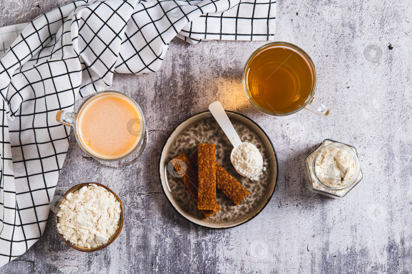 Скачать Протеиновые коктейли, протеиновый порошок, зеленый чай и протеиновые батончики для здорового питания вид сверху фотосток Ozero