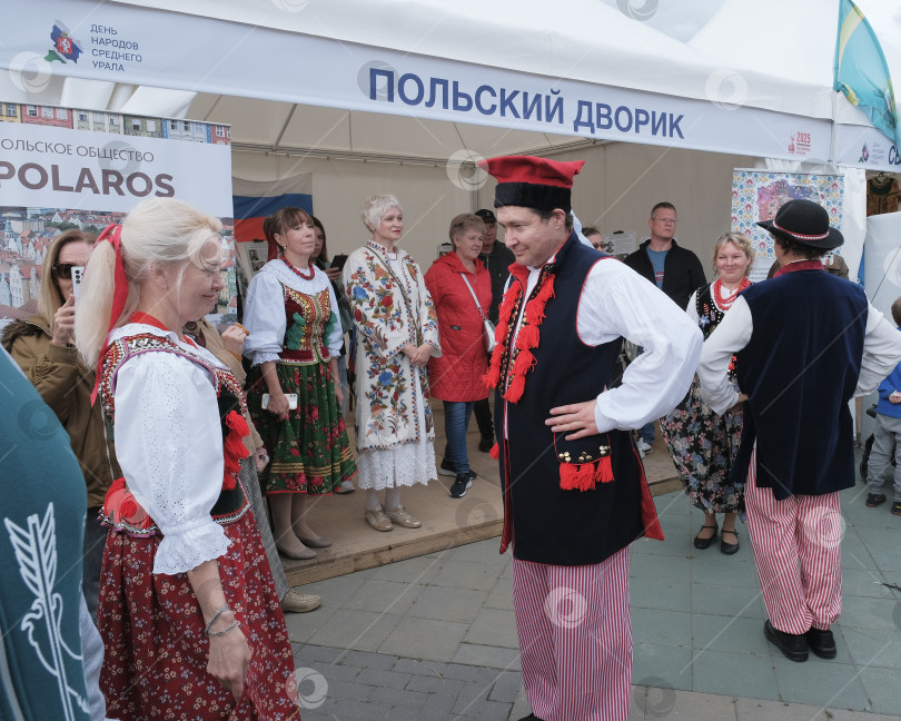 Скачать Танцоры в традиционных народных костюмах в польском дворике фотосток Ozero