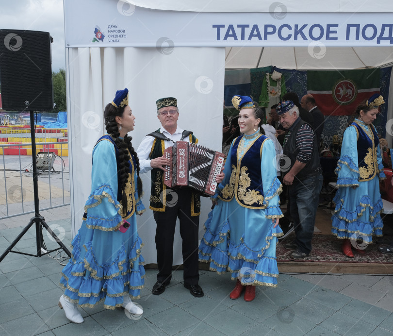 Скачать Татарские народные певцы и музыканты в традиционных костюмах фотосток Ozero