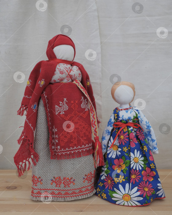 Скачать Традиционные восточнославянские куклы из ткани. Мотанка, народный наряд фотосток Ozero