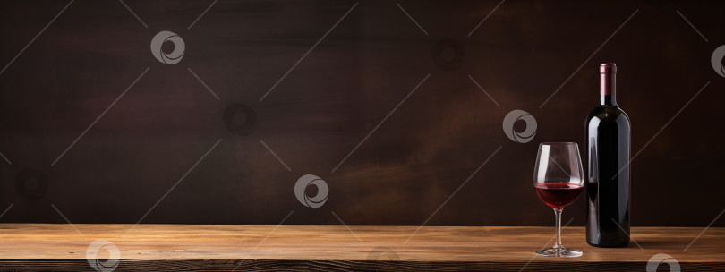 Скачать Винный макет бутылки с бокалом красного вина на деревянном фоне. фотосток Ozero