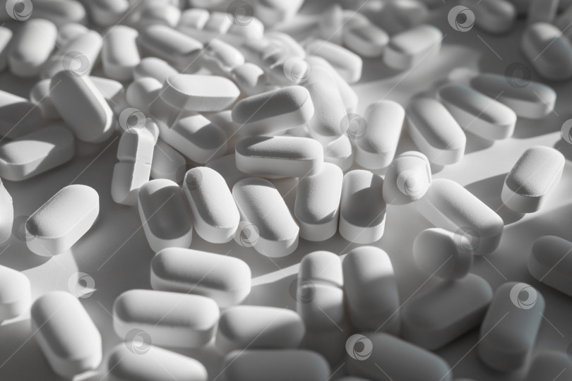 Скачать Баннер с белыми таблетками на белом столе, медицинская справка. фотосток Ozero