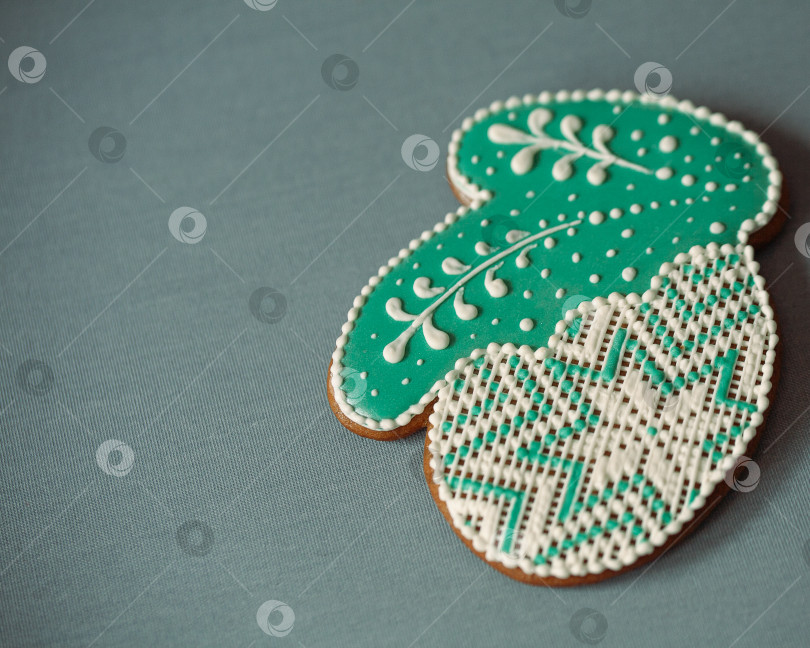 Скачать Имбирный пряник в виде вязанной варежки, крупный план, рождественское лакомство с теплыми зимними нотками фотосток Ozero