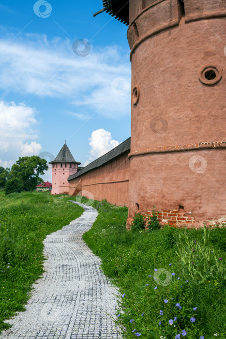 Скачать Суздаль, Владимирская область, Россия - 24.07.2025. Стена Спасо-Евфимиева монастыря на фоне Зеленой дорожки. фотосток Ozero