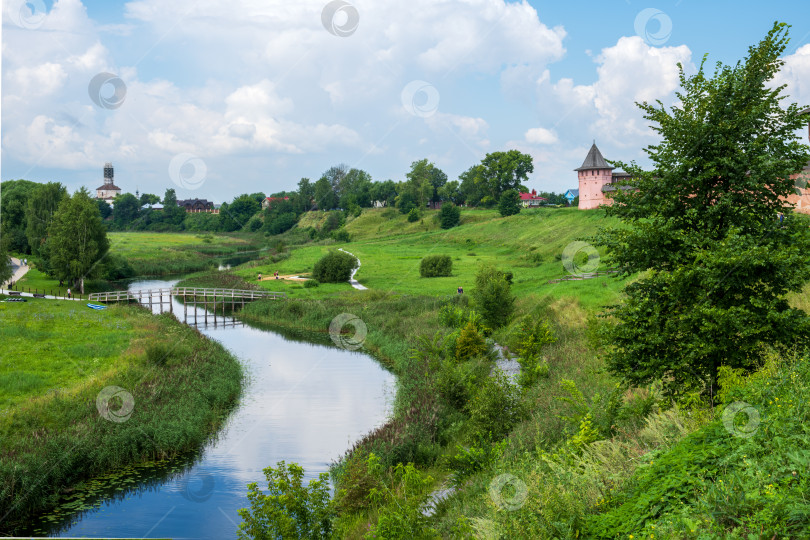 Скачать живописный вид на окраину провинциального города в России с видом на реку и монастырскую стену. фотосток Ozero