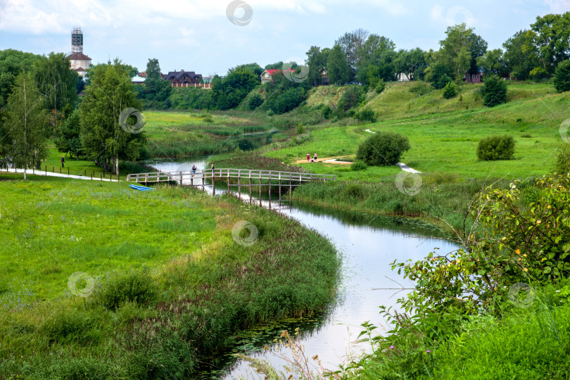 Скачать Живописный вид на окраину города в российской провинции с видом на реку. фотосток Ozero