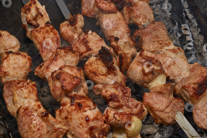 Скачать Сочный шашлык из свинины на открытом гриле. фотосток Ozero