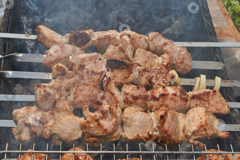 Скачать Сочный шашлык из свинины на открытом гриле. фотосток Ozero